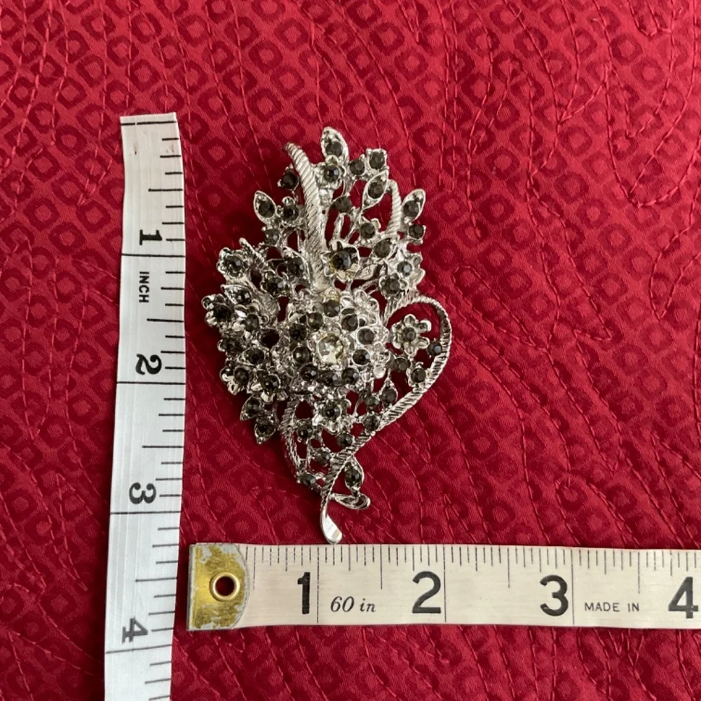 VINTAGE RHINESTONE BROOCH